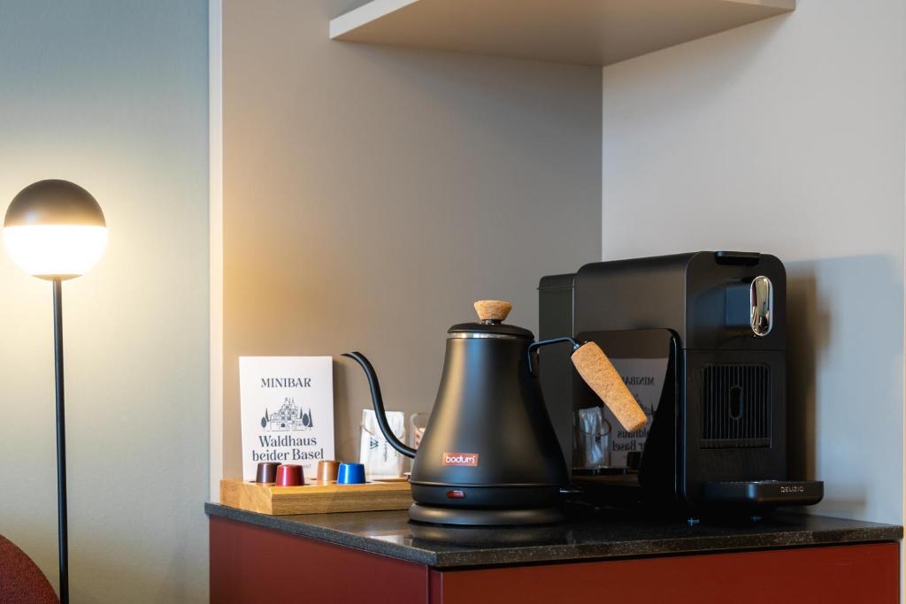 Příslušenství pro přípravu čaje a kávy v ubytování Boutique Hotel Waldhaus beider Basel
