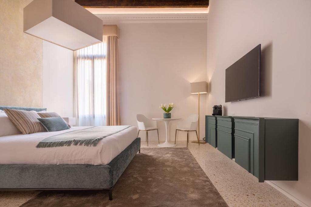 TV a/nebo společenská místnost v ubytování Ninfea Luxury Suites