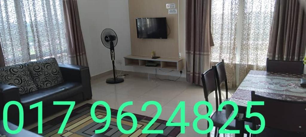 TV at/o entertainment center sa Risqi Apartment 3 bedroom Wakaf Che Yeh