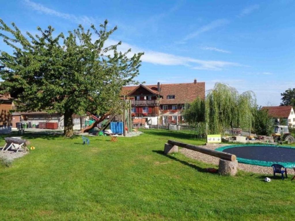 einen Hof mit einem Pool und einem Haus in der Unterkunft Manser, Ferien beim Bauer 1 Stock in Oberhegi