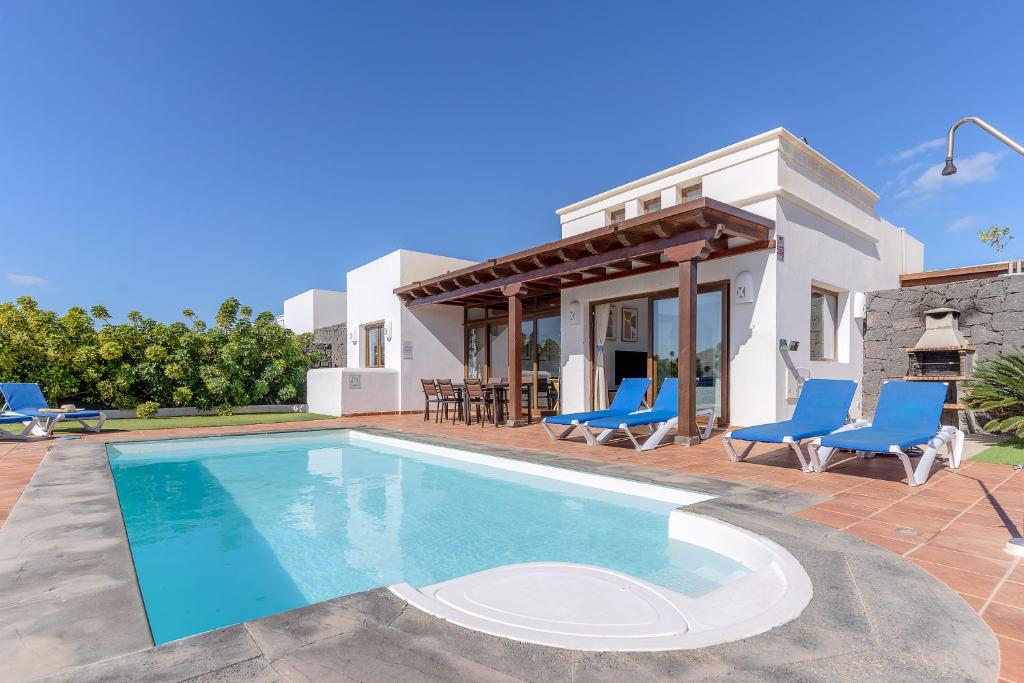 una imagen de una villa con piscina en Villa Alba, en Playa Blanca