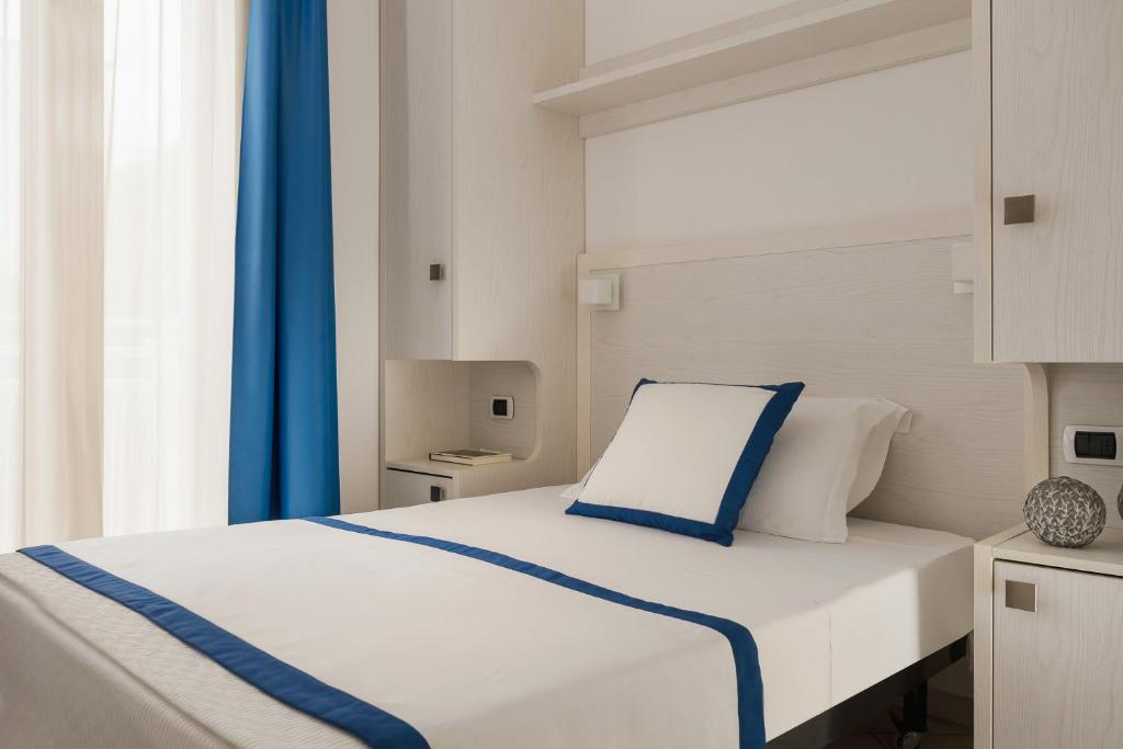 Postel nebo postele na pokoji v ubytování Hotel Embassy