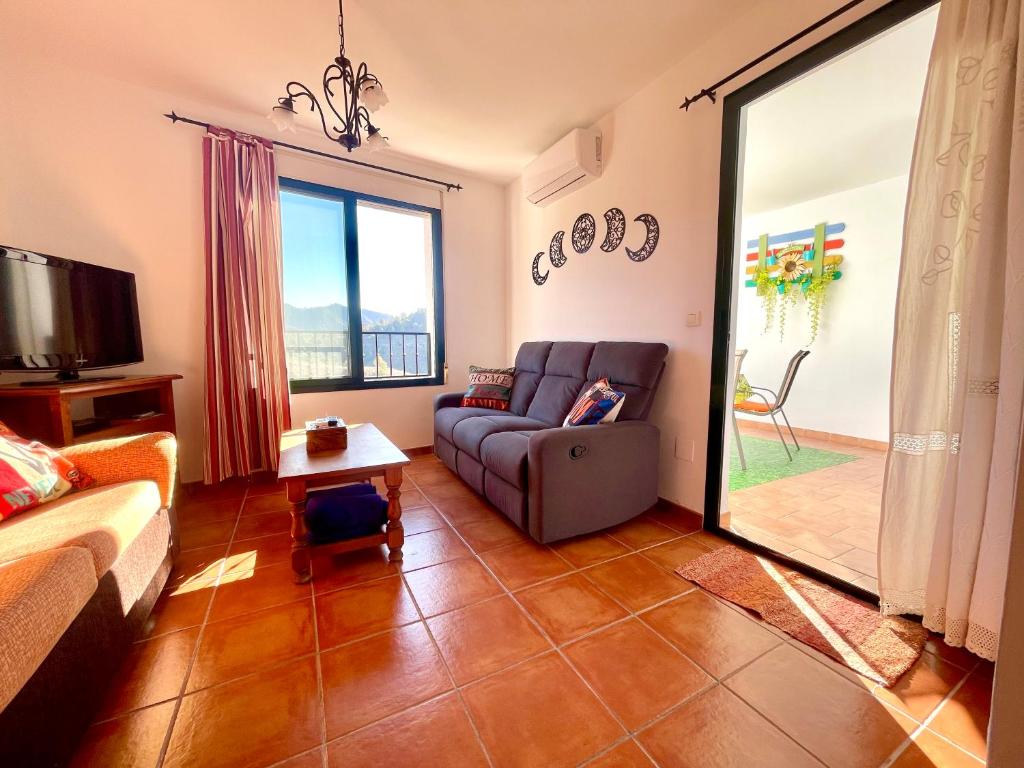 TV a/nebo společenská místnost v ubytování Apartamentos Axarquia , Frigiliana, terraza privada con vistas a la montaña rio y al mar