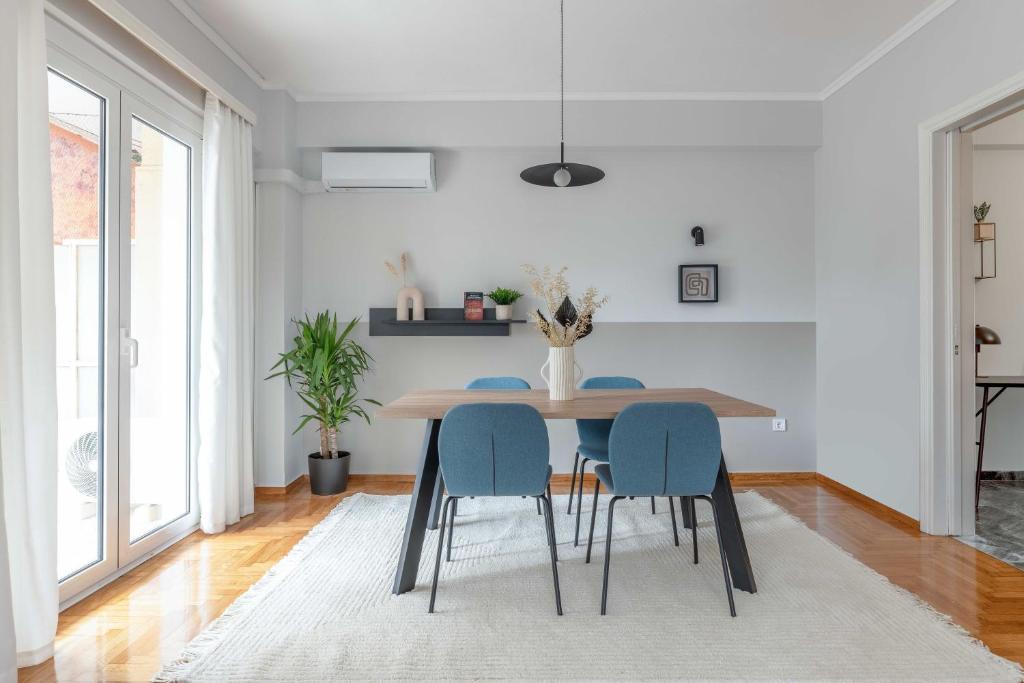 Posedenie v ubytovaní Homey 2BR Apartment in Cholargos by UPSTREET