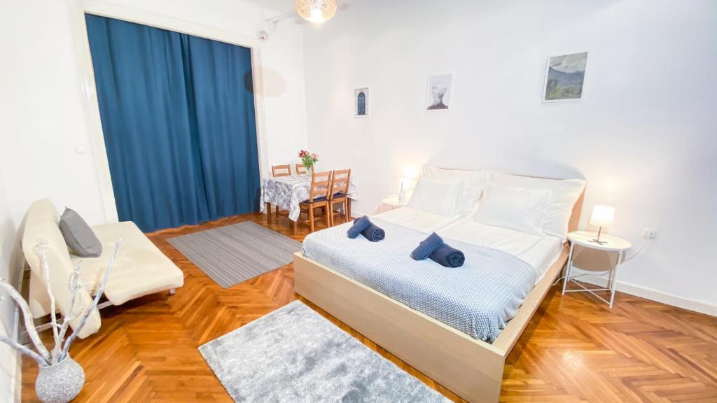 A bed or beds in a room at City Centre Synagogue Residential Apartment Budapest