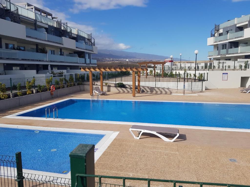 une piscine en face d'un bâtiment dans l'établissement A place to remember in Tenerife, à La Tejita