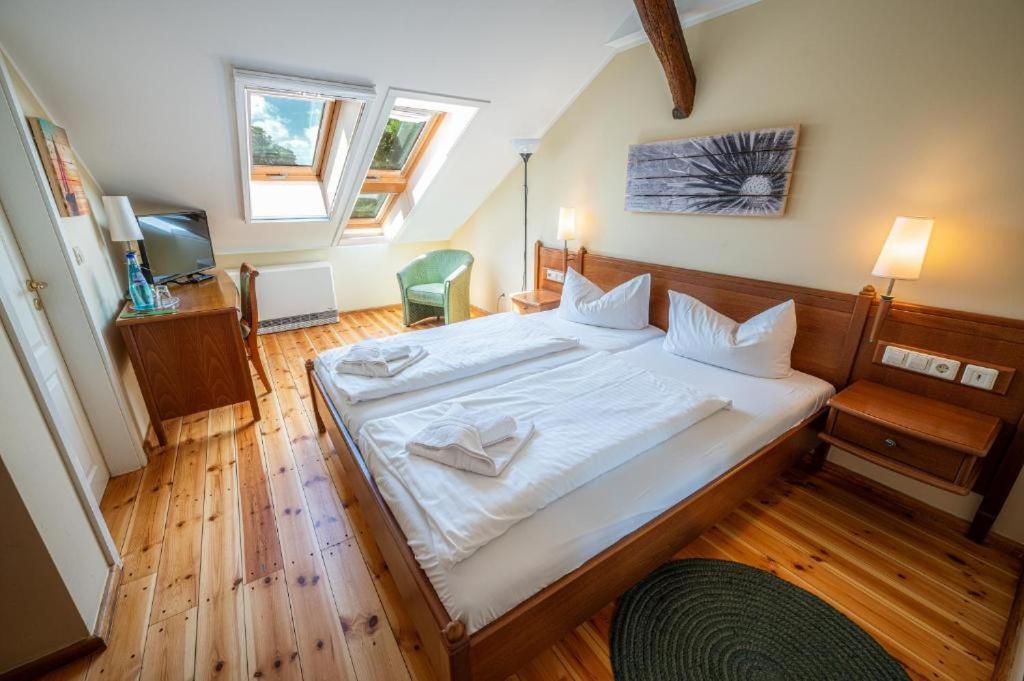 Postel nebo postele na pokoji v ubytování Elbterrasse Wörlitz