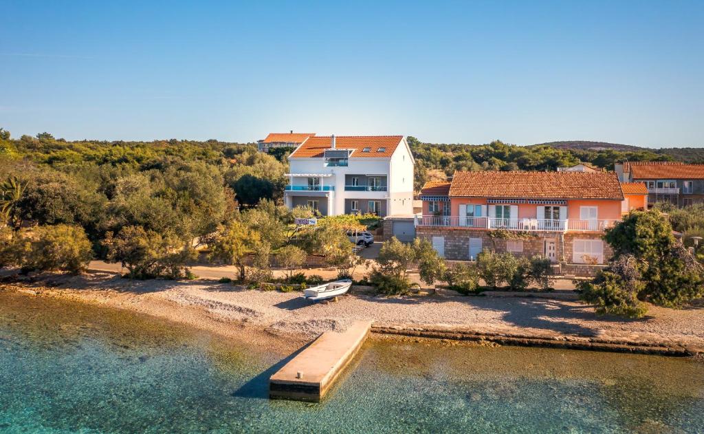 una casa a orillas de un río con muelle en Apartmani Stari ribar, en Lovište