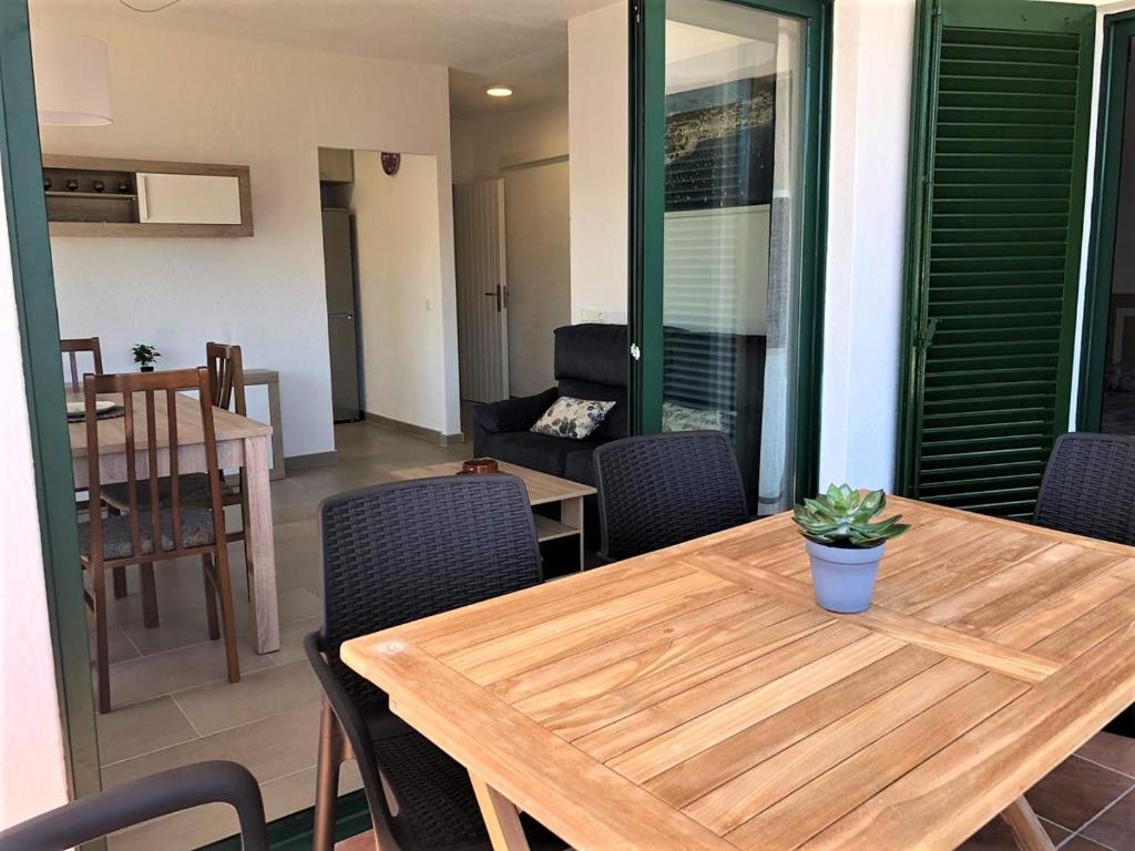 un tavolo e delle sedie in legno in un soggiorno di TRILLA - Casa reformada con garaje y terraza a Cadaqués