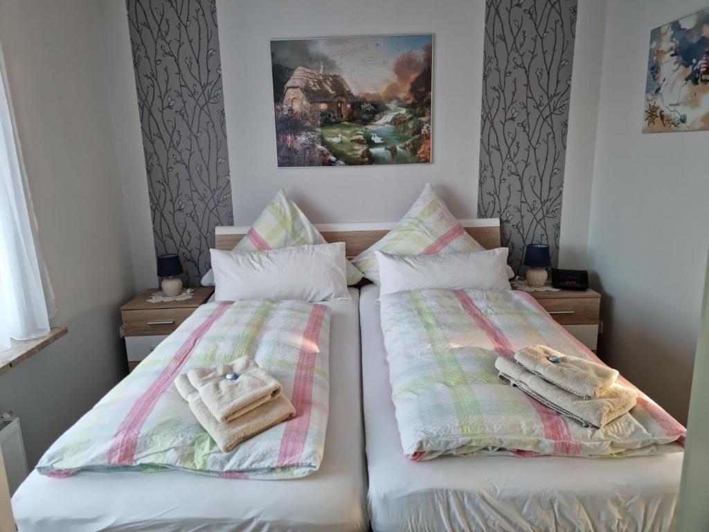 two beds sitting next to each other in a room at Gäth Thomsdorf in Riepsdorf