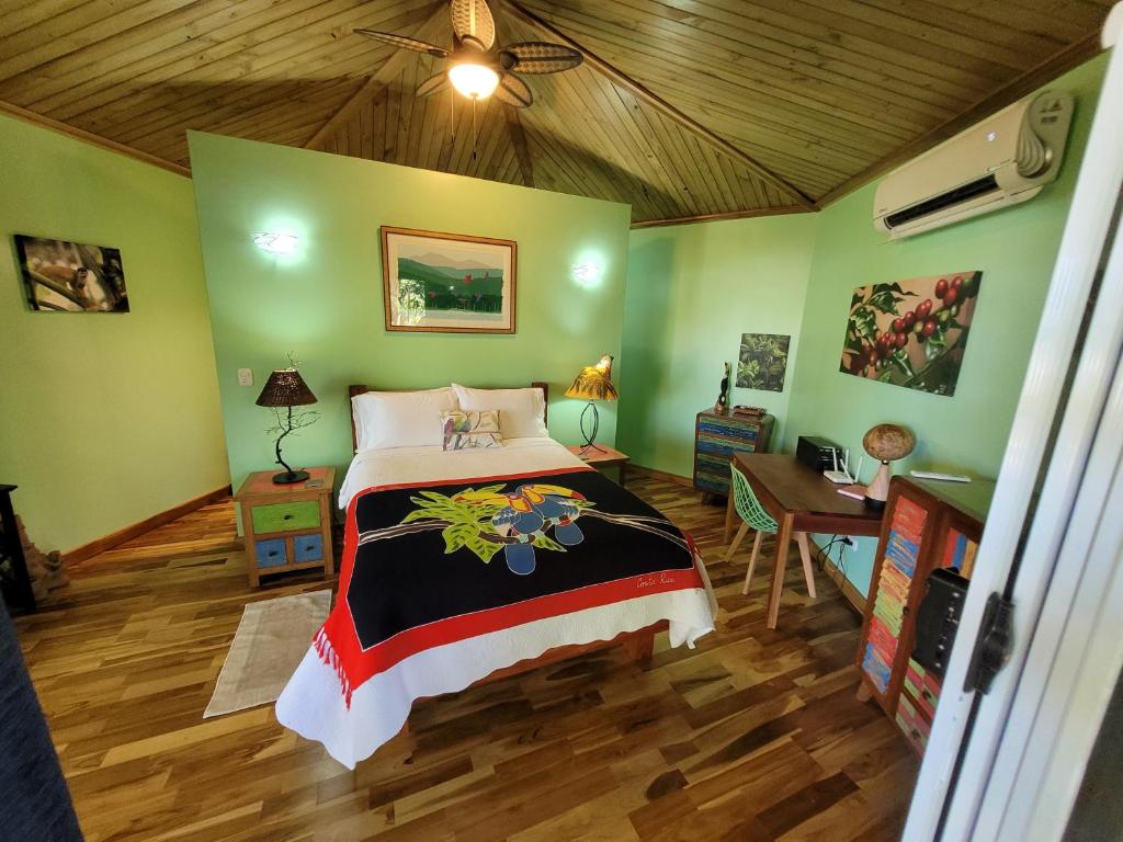 Una cama o camas en una habitación de Treehouse La Hierba, Pavones