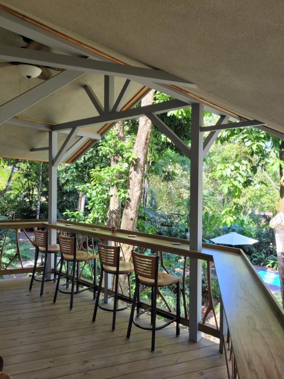 Un balcón o terraza en Treehouse La Hierba, Pavones