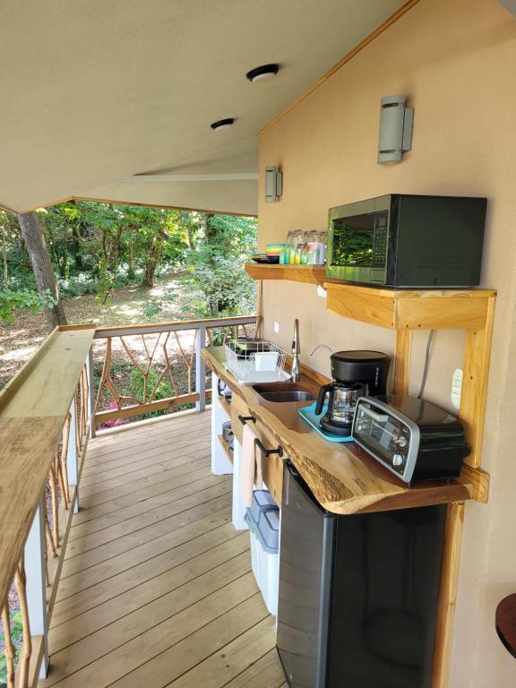 Una cocina o cocineta en Treehouse La Hierba, Pavones