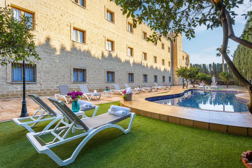 Bazén v ubytovaní Hotel Plaza Del Castillo alebo v jeho blízkosti
