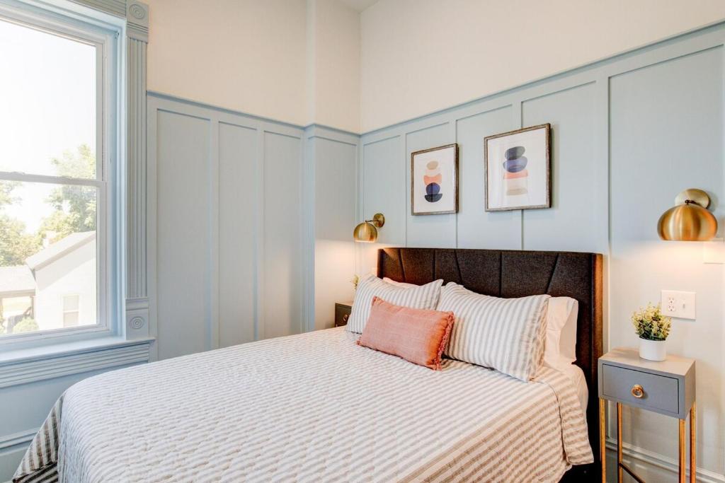 Un pat sau paturi într-o cameră la Suite 3 Historic Art City Inn