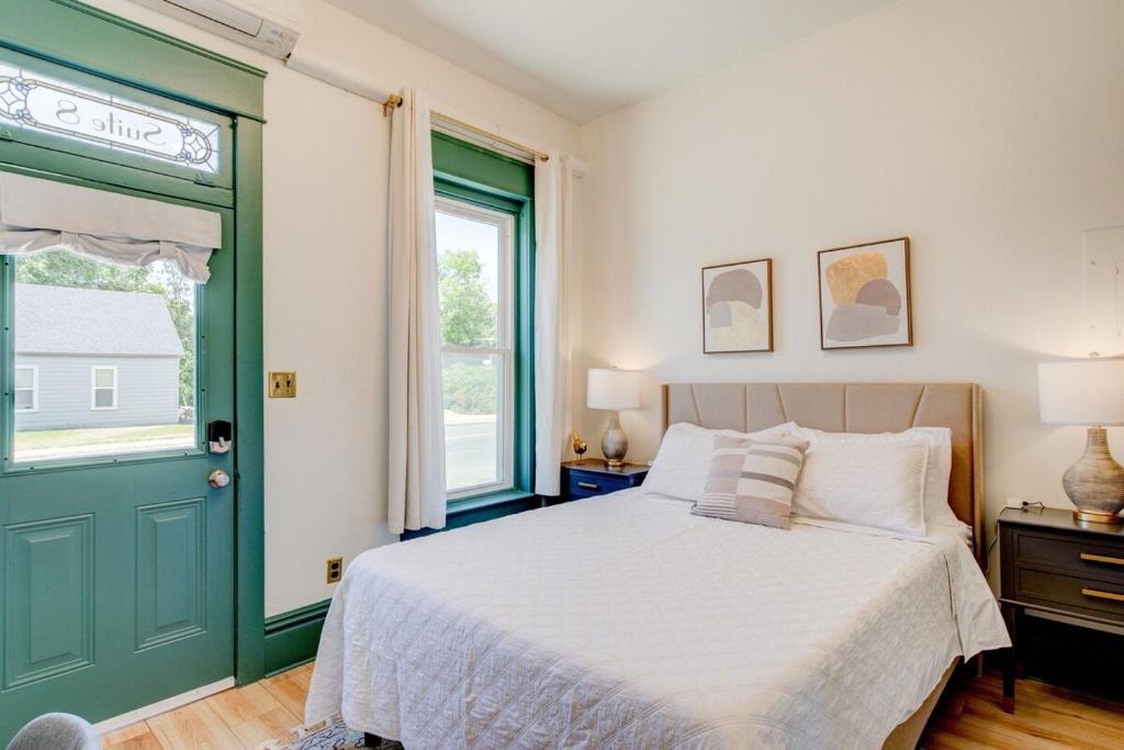 - une chambre avec un lit et une porte verte dans l'établissement Suite 8 Historic Art City Inn, à Springville