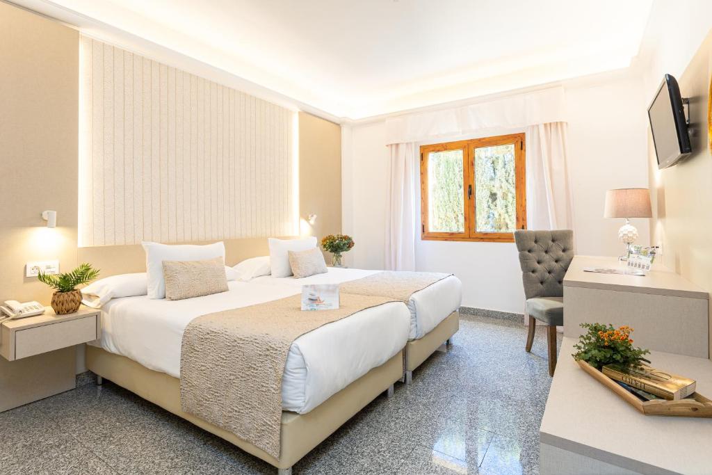 Posteľ alebo postele v izbe v ubytovaní Hotel Plaza Del Castillo