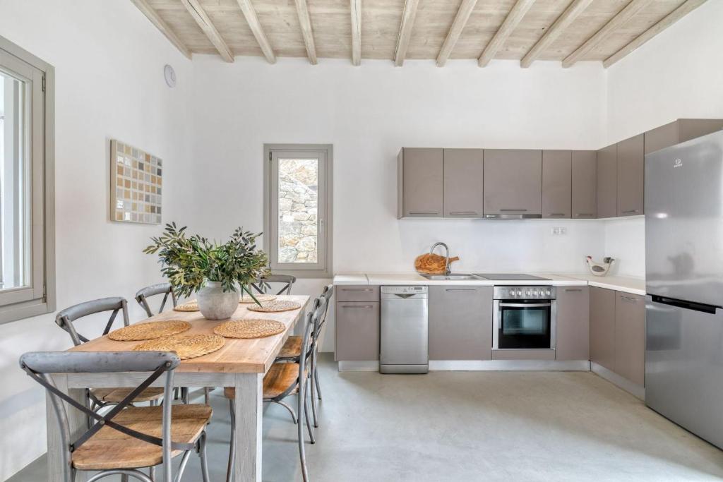 A kitchen or kitchenette at Lkm 4 Bed Villa Air Panormos Mykonos