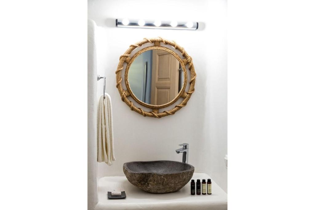 A bathroom at Lkm 4 Bed Villa Air Panormos Mykonos