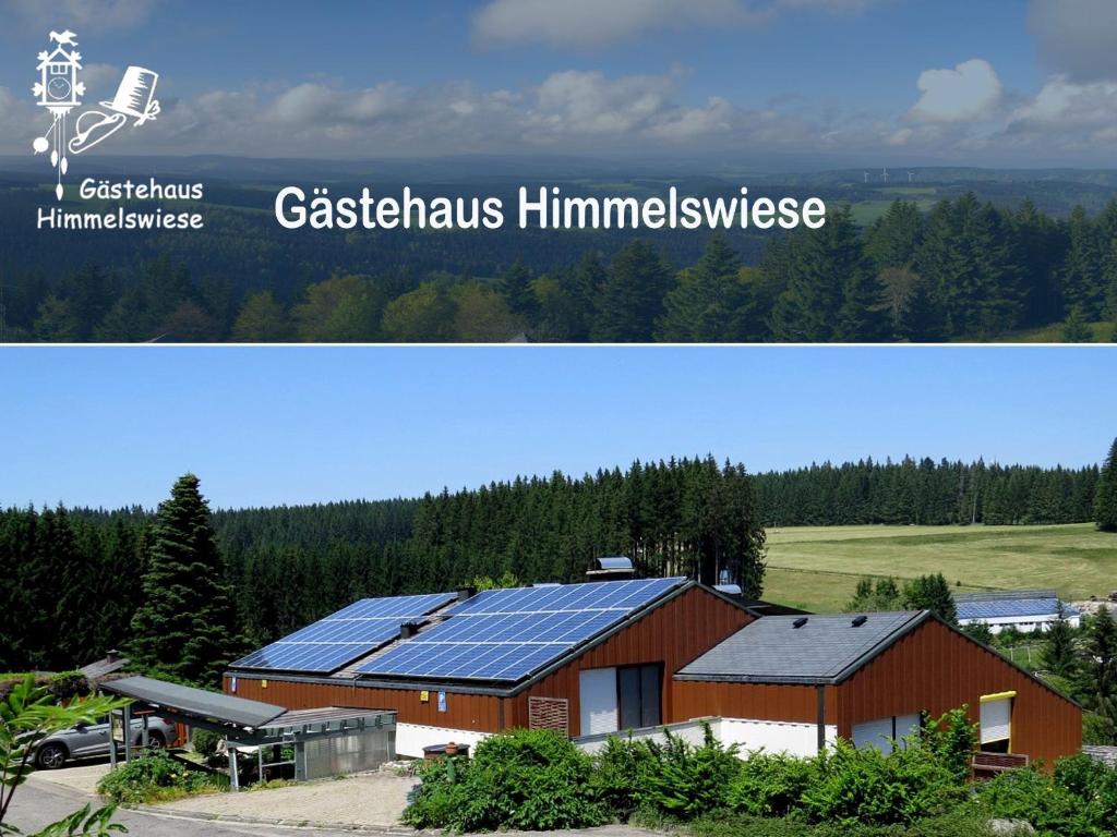 Deux photos d'une grange avec des panneaux solaires sur elle dans l'établissement Gästehaus Himmelswiese, à Schönwald