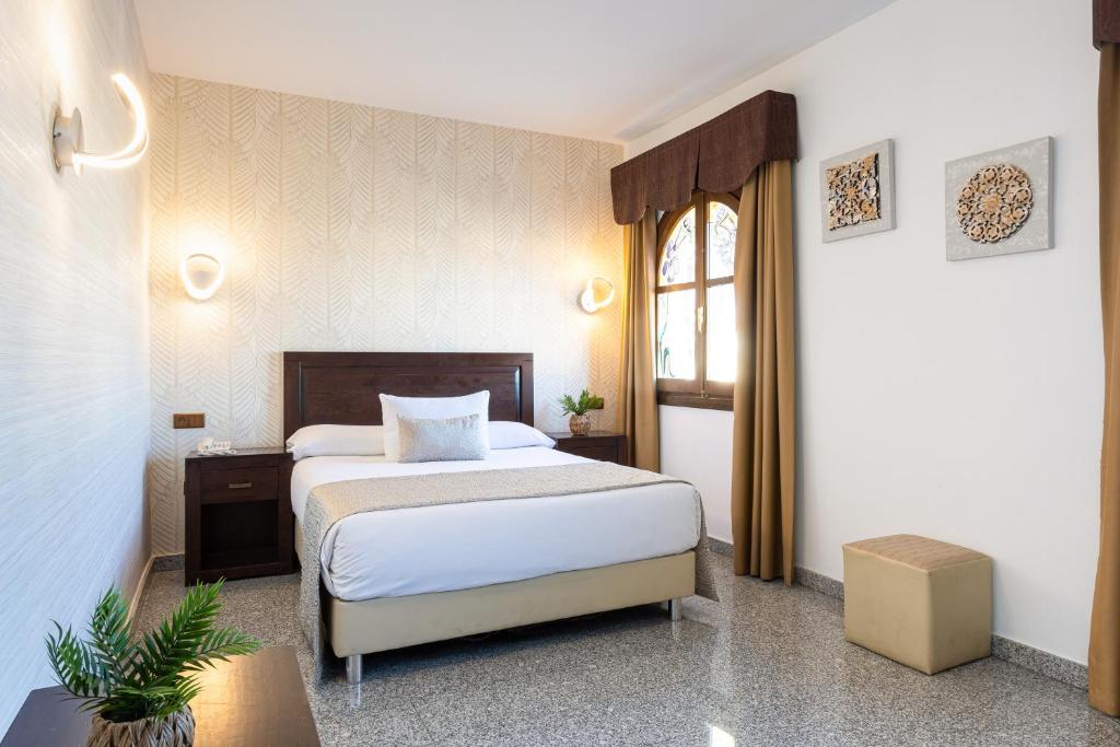 Hotel Plaza Del Castillo - Resim 35