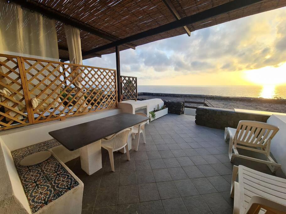 un patio con vistas al océano desde un complejo en Dammuso Sul mare MDQ Sea, en Pantelleria