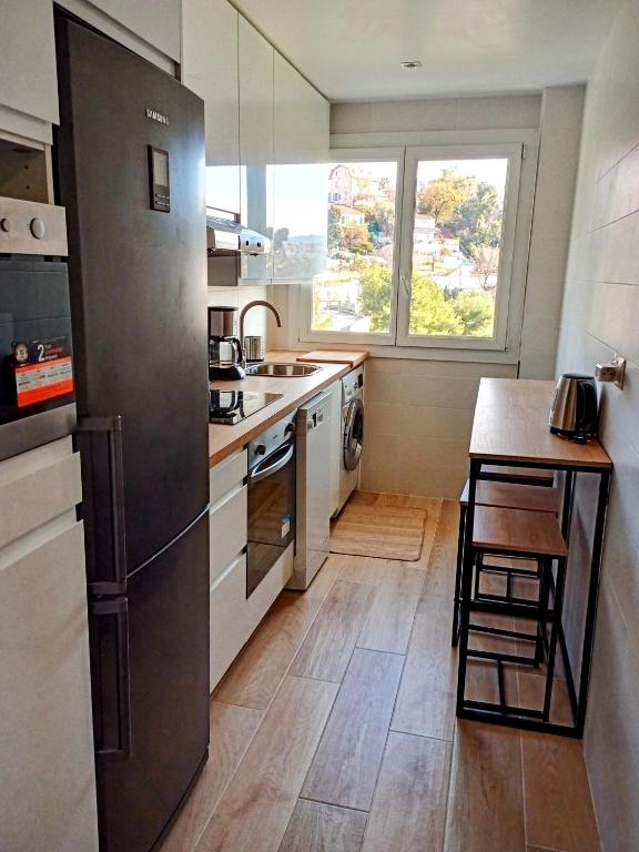 Kuchnia lub aneks kuchenny w obiekcie Private room in renovated apartment - Tram 1 min walk