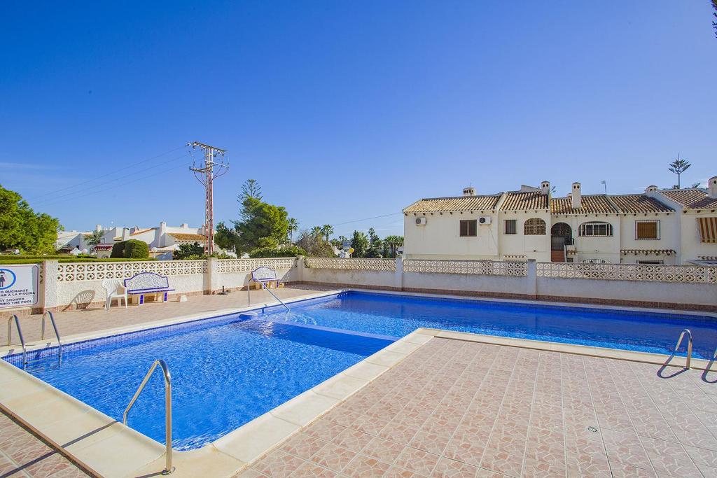 una gran piscina frente a una casa en 237 Relax Sol Naciente Alicante Holiday, en Playas de Orihuela