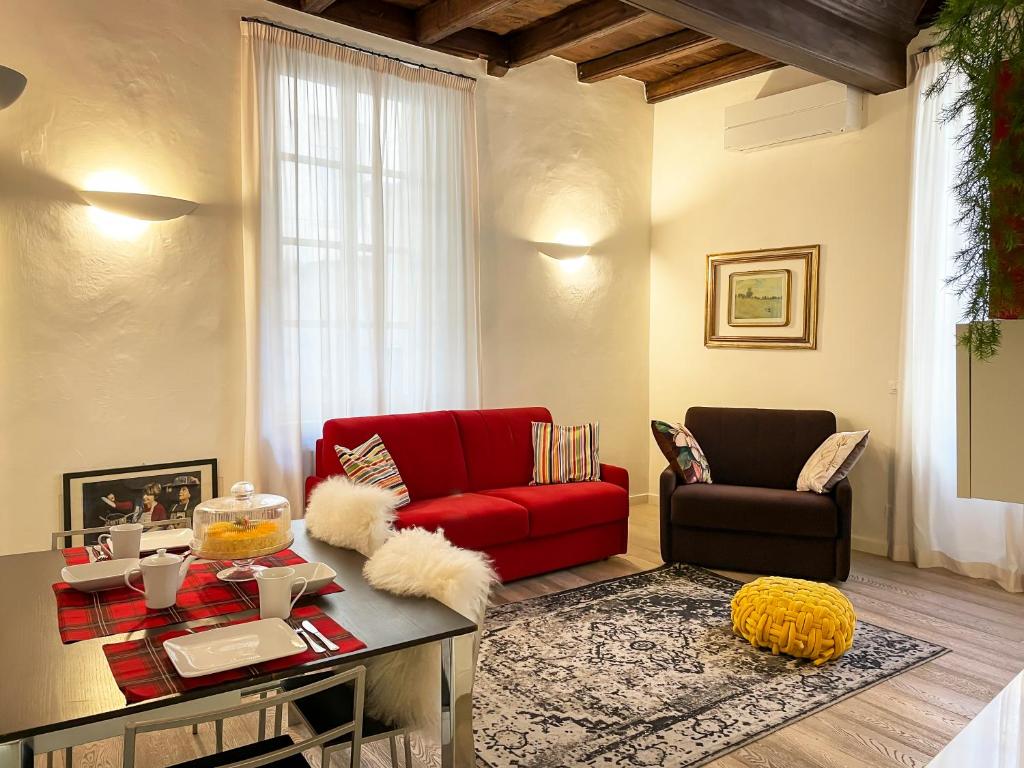 - un salon avec un canapé rouge et une table dans l'établissement LuxRent Apartment Castello, à Turin