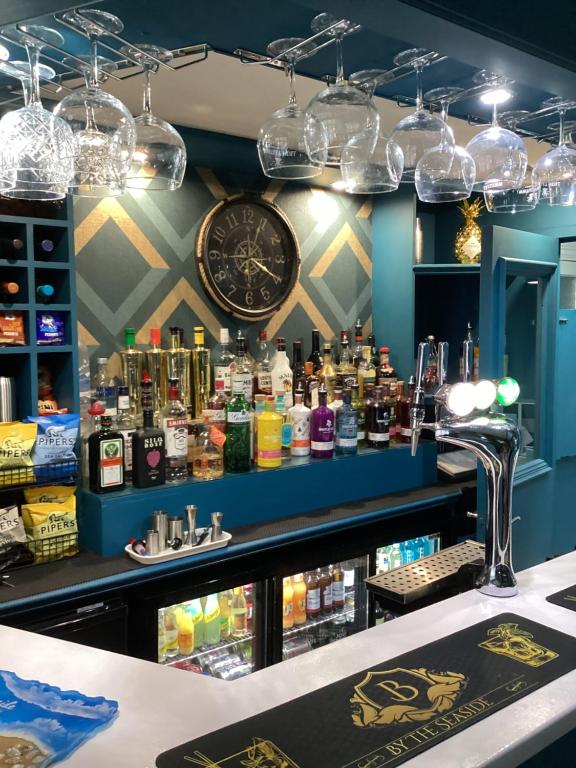 eine Bar mit großer Uhr an der Wand in der Unterkunft By the Seaside in Blackpool