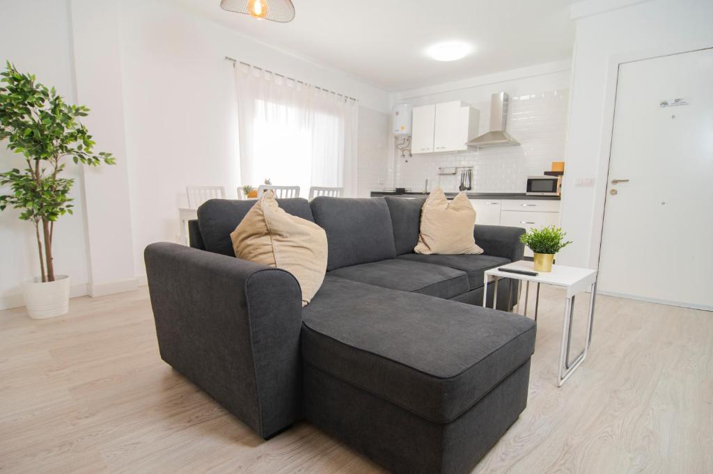 雷斯廷加的住宿－Marinero，客厅配有灰色的沙发和桌子