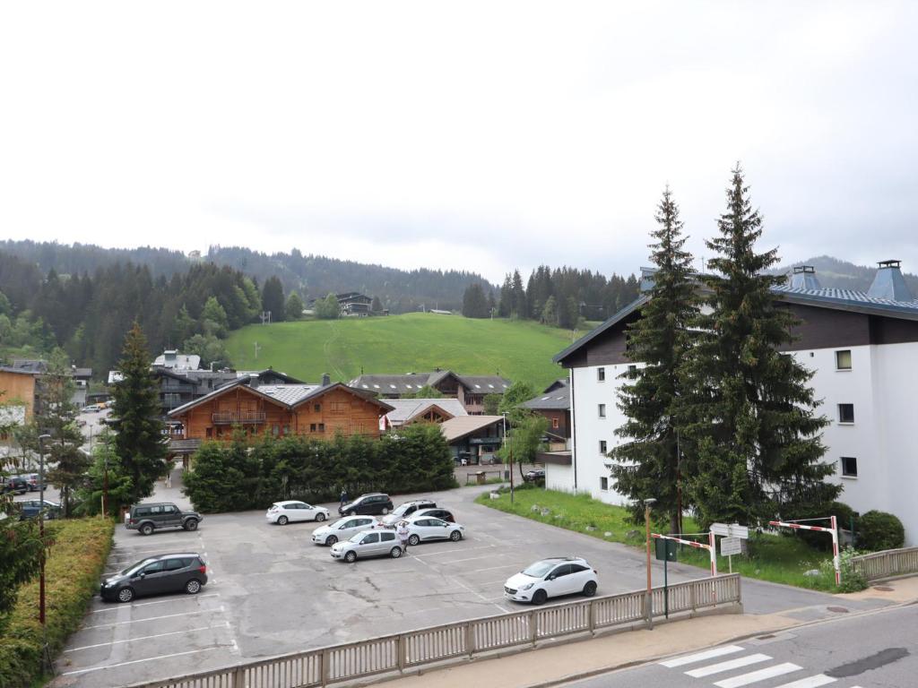 a group of cars parked in a parking lot at Appartement Les Gets, 3 pièces, 4 personnes - FR-1-623-292 in Les Gets