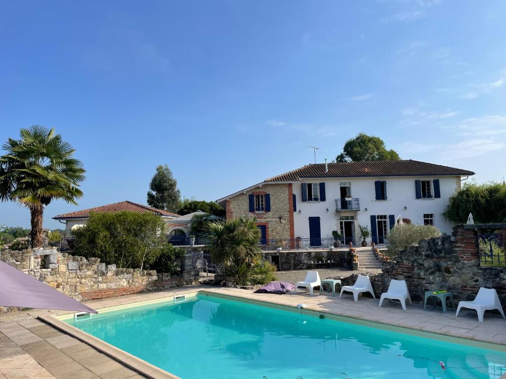 eine Villa mit einem Pool und einem Haus in der Unterkunft maison Laratger in Narrosse