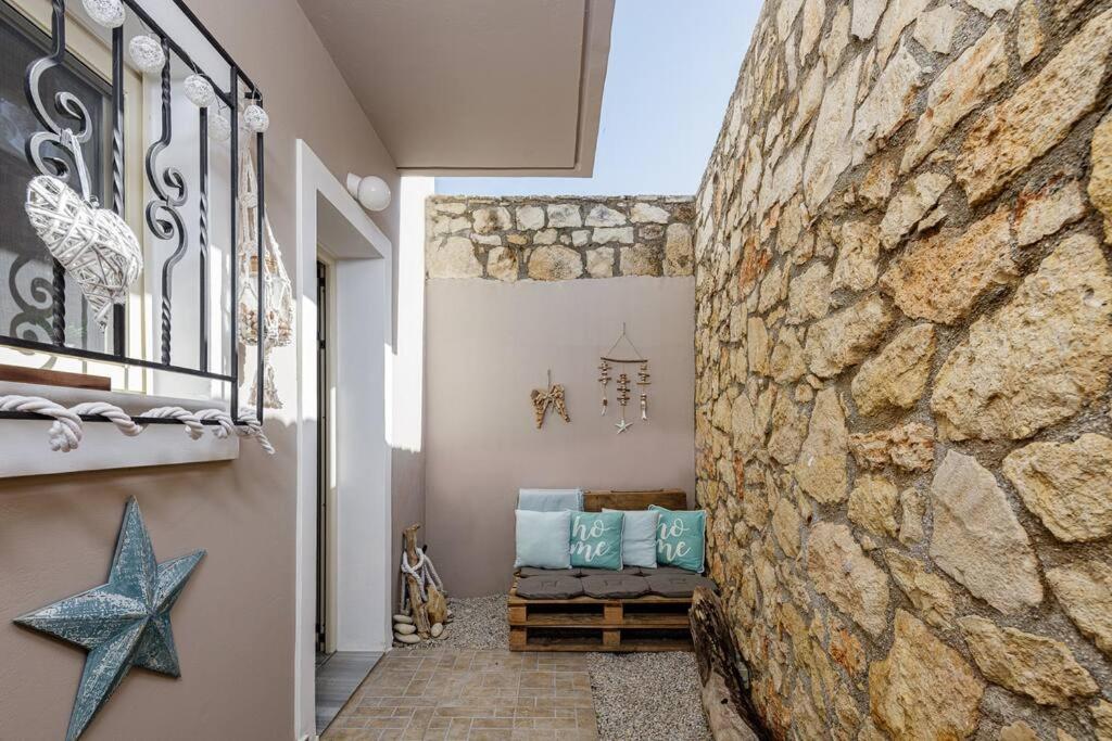 Habitación con pared de piedra y pared de roca. en Villa Alysso, en Megála Khoráfia