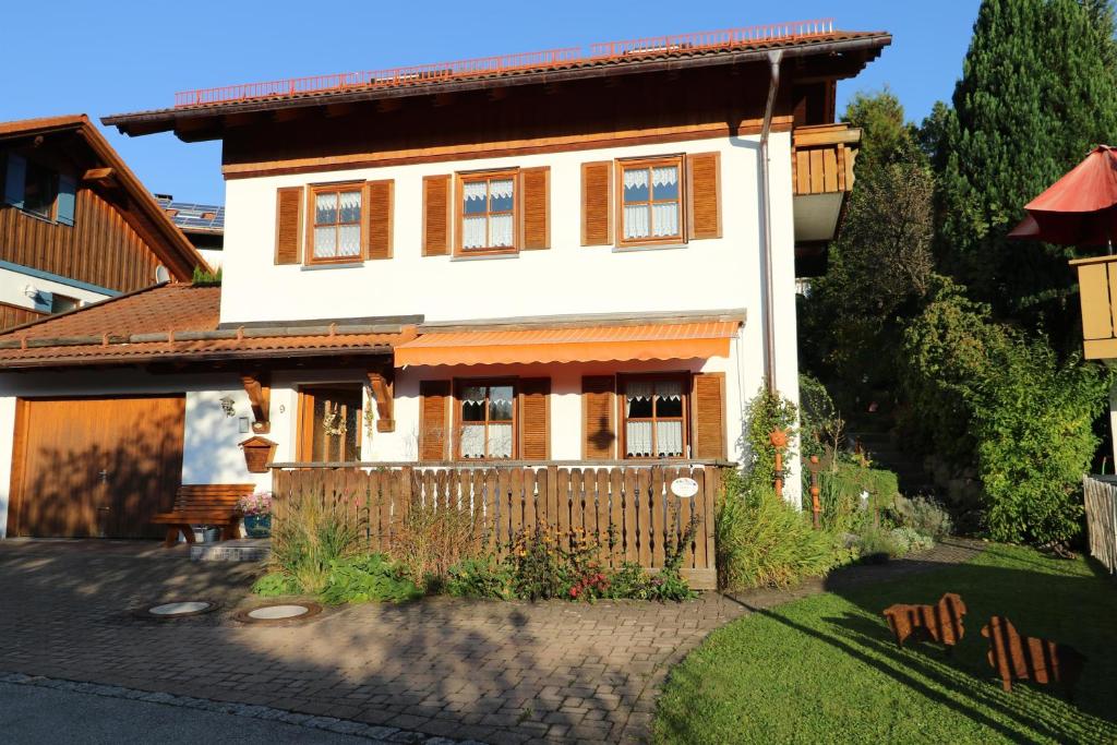 ein Haus mit einem Zaun davor in der Unterkunft Ferienwohnung Leibelt in Füssen