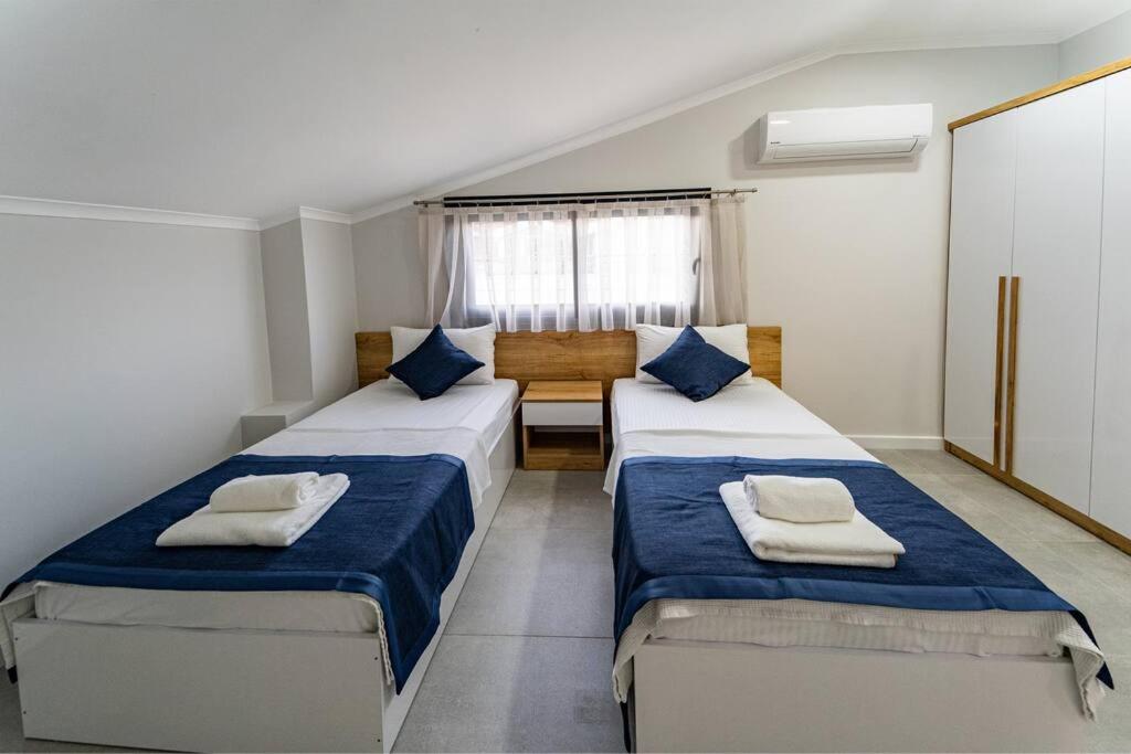 A bed or beds in a room at merkezde 8 kişilik özel havuzlu villa