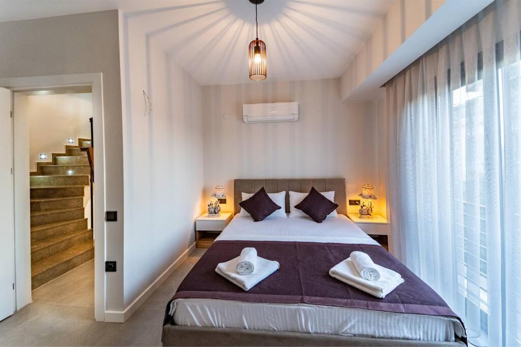 A bed or beds in a room at merkezde 8 kişilik özel havuzlu villa