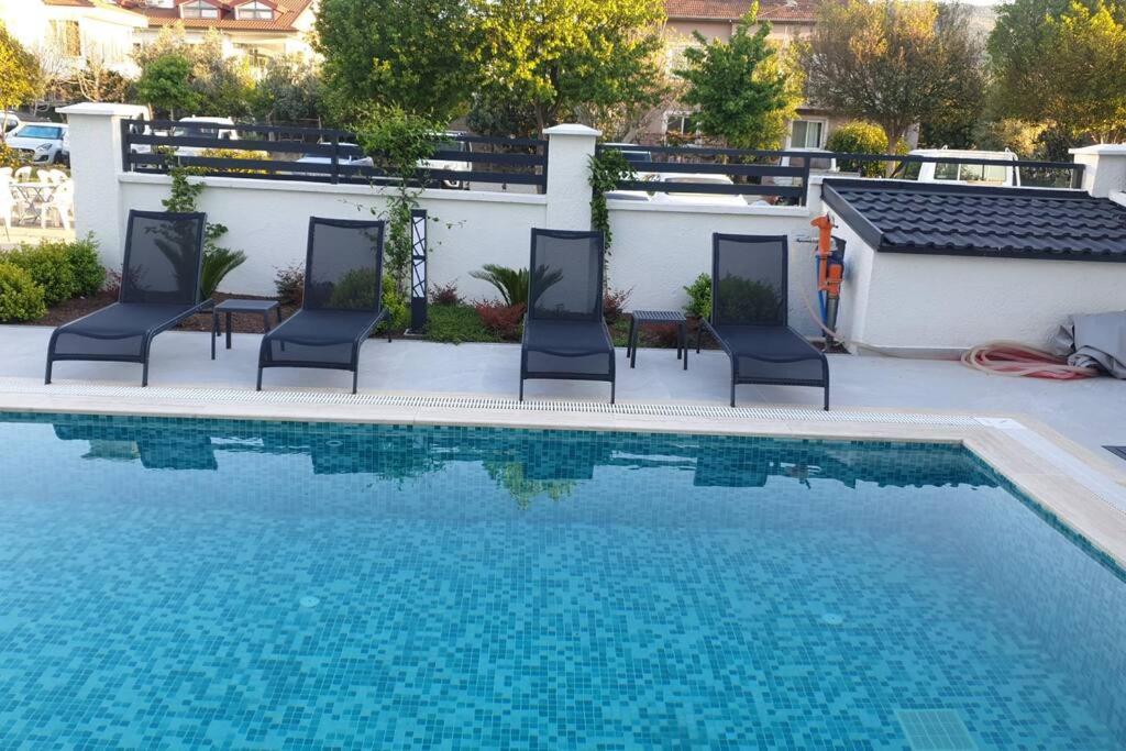 The swimming pool at or close to merkezde 8 kişilik özel havuzlu villa