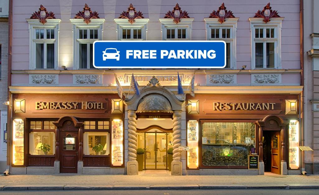 een gebouw met een gratis parkeerbord ervoor bij Hotel Embassy in Karlsbad