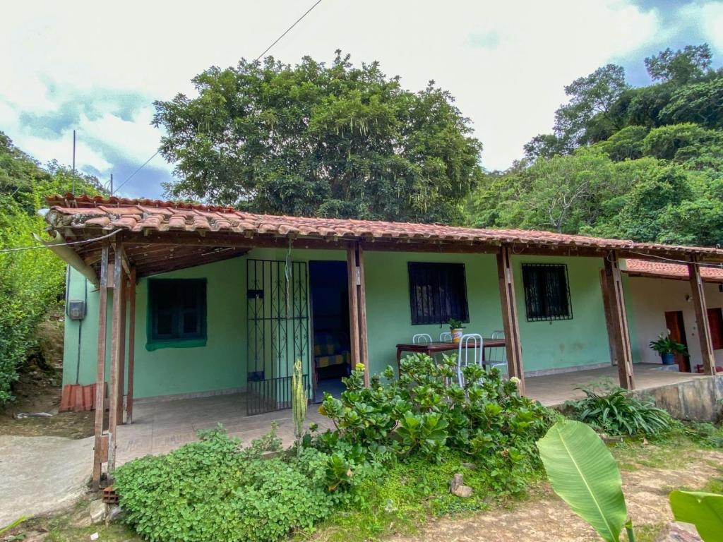 een klein groen huis in een bos bij Casa no Sítio in Guaramiranga
