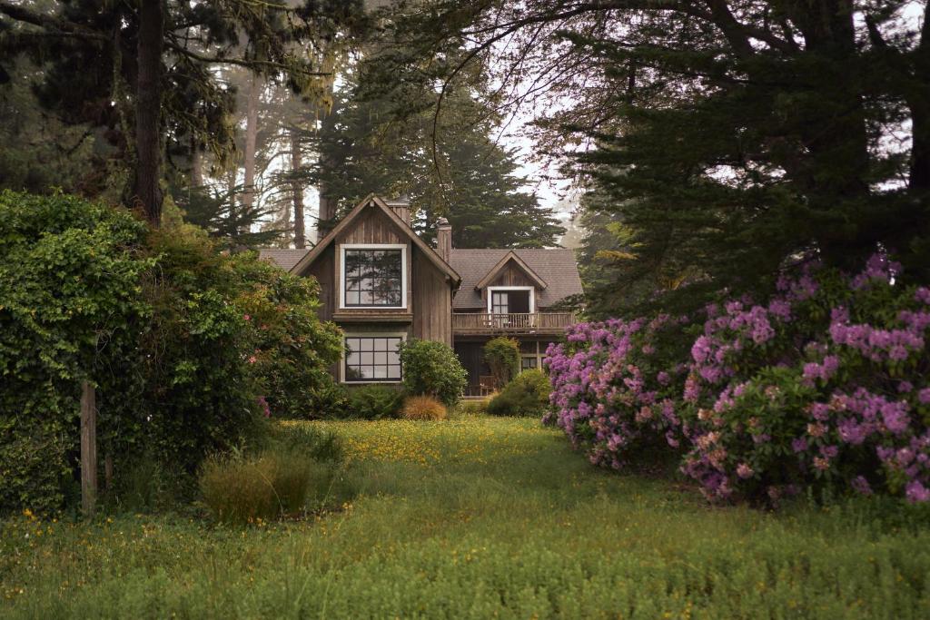 Un jardín fuera de SCP Mendocino Inn and Farm