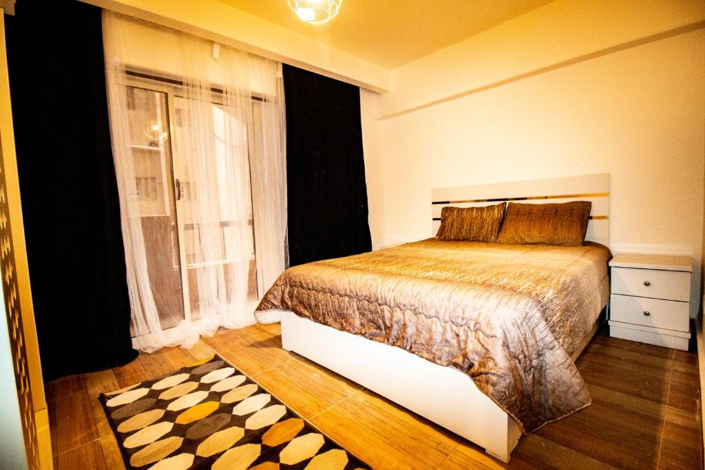 um quarto com uma cama grande e uma janela em Yellow & brown moderne style Near food-court no Cairo