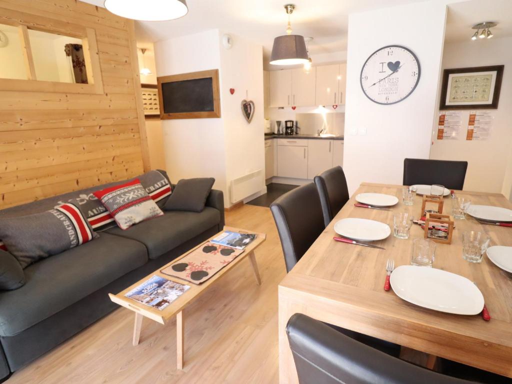 - un salon avec un canapé et une table à manger dans l'établissement Appartement Centre Les Gets, Balcon, 4/6 Couchages, Parking Inclus, Proche Remontées Mécaniques - FR-1-623-5, aux Gets