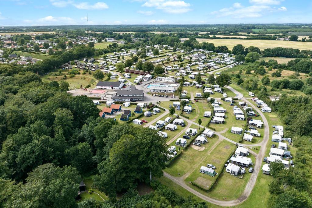 uma vista aérea de um parque de estacionamento em First Camp Frigård Camping & Cottages em Krusa