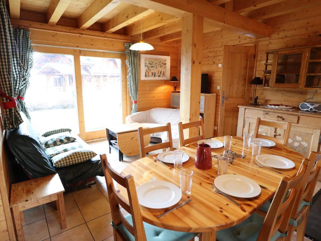 - une salle à manger avec une table en bois dans une cabine dans l'établissement Chalet cosy aux Gets, proche du lac avec sauna et parking privé - FR-1-623-58, aux Gets