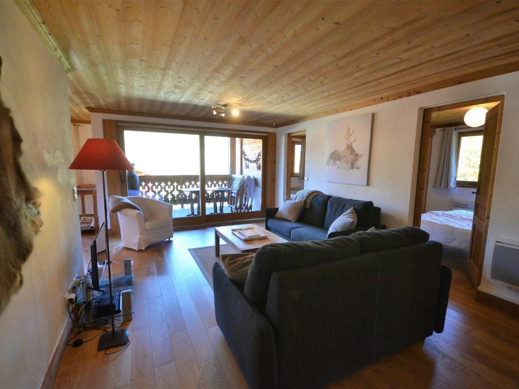 un salon avec un canapé et une table dans l'établissement Appartement de standing calme, proche des pistes, avec balcon, terrasse, et garage privé aux Gets - FR-1-623-85, aux Gets