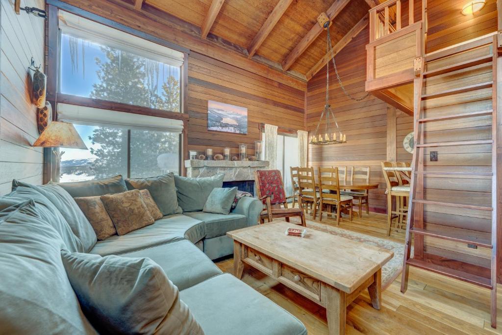 una sala de estar con un sofá y una mesa en Rocky Revival, en Truckee