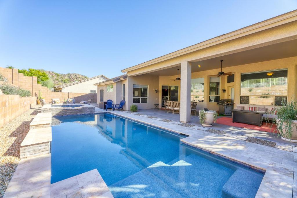 uma piscina em frente a uma casa em Usery Mountain Oasis em Mesa