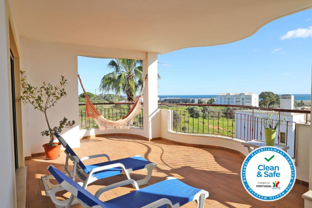 Camera con sedie e balcone con vista sull'oceano. di B80 - Gideon Albasol 2 Bed Apartment in Lagos a Lagos