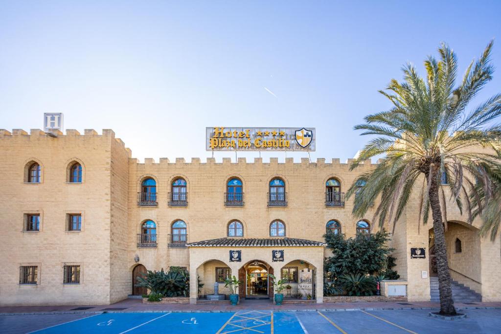 Bazén v ubytovaní Hotel Plaza Del Castillo alebo v jeho blízkosti